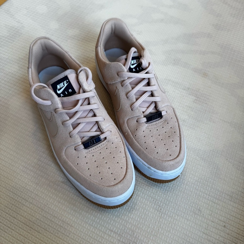 Nike women’s suede tan Air Force 1s - Picture 5 of 5